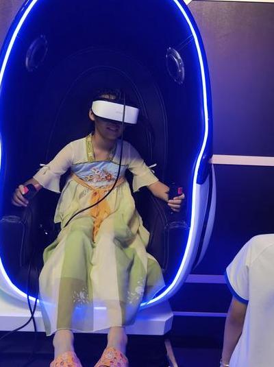 还记得首次戴VR头显的震撼吗？2025年硬件进化与应用前景揭秘