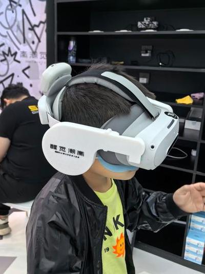 还记得首次戴VR头显的震撼吗？2025年硬件进化与应用前景揭秘